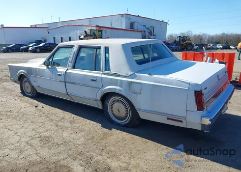 1989 Lincoln Town Car z USA, uszkodzony, nr VIN 1LNBM81FXKY812677